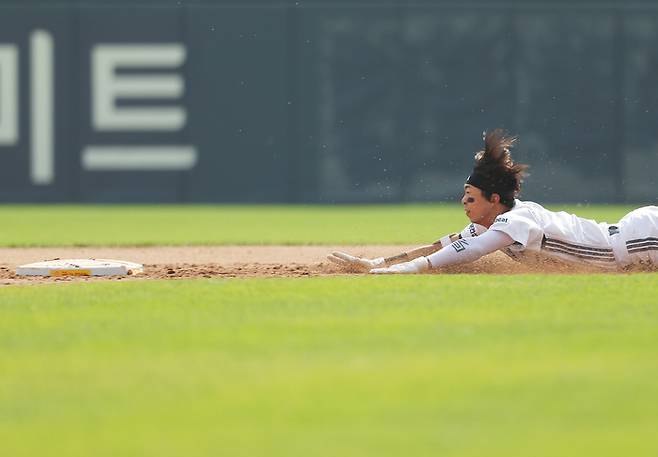 요즘 두산-KIA 팬은 이 선수 보는 낙에 산다...포텐셜 터진 ‘에너자이저’ 김민석-박재현