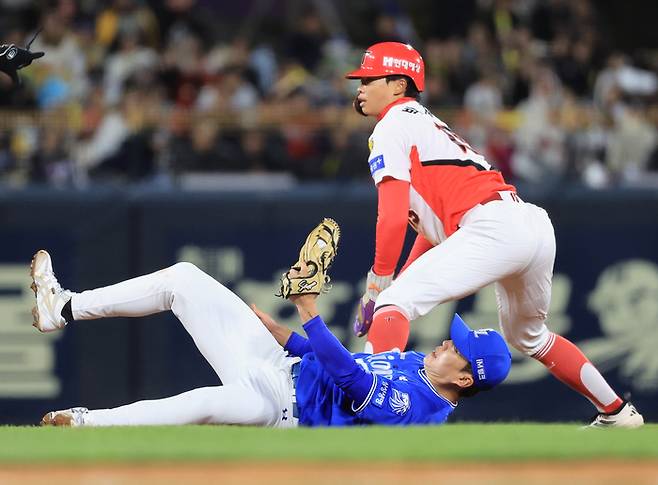요즘 두산-KIA 팬은 이 선수 보는 낙에 산다...포텐셜 터진 ‘에너자이저’ 김민석-박재현