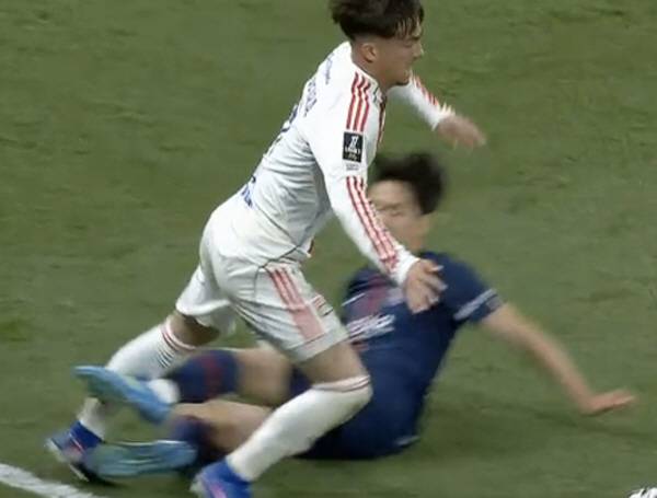 '양발 태클은 위험해' 얼굴 맞고 분노한 이강인, '보복성 태클→경고' 비매너 논란