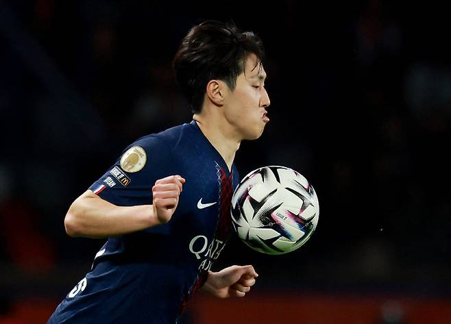 '양발 태클은 위험해' 얼굴 맞고 분노한 이강인, '보복성 태클→경고' 비매너 논란