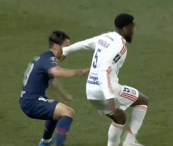 '양발 태클은 위험해' 얼굴 맞고 분노한 이강인, '보복성 태클→경고' 비매너 논란