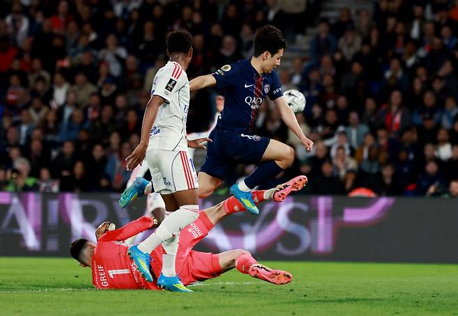 '양발 태클은 위험해' 얼굴 맞고 분노한 이강인, '보복성 태클→경고' 비매너 논란