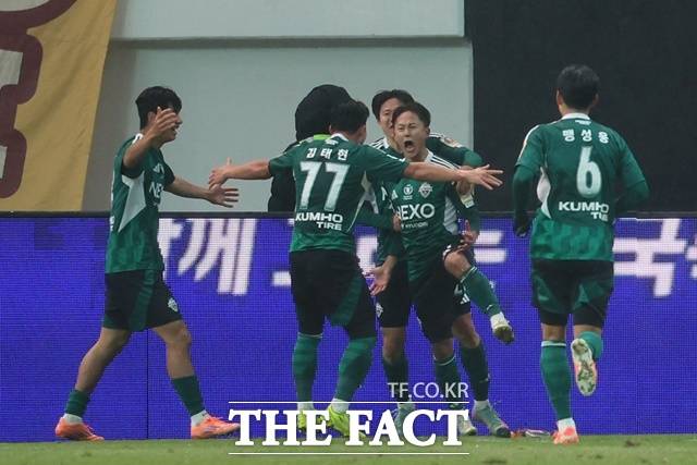 ‘7년 짝사랑’ 이승우의 야성, ‘무채색’ 홍명보호는 응답할까 [이영규의 비욘더매치]