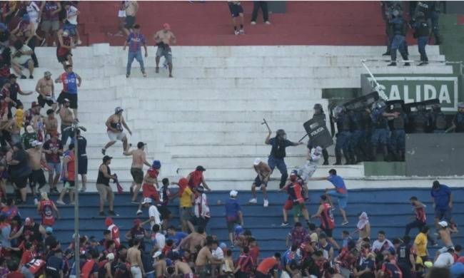 한국은 안전한 나라가 맞다...파라과이서 경기 도중 경찰vs팬 폭력 충돌 발생→