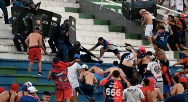 한국은 안전한 나라가 맞다...파라과이서 경기 도중 경찰vs팬 폭력 충돌 발생→