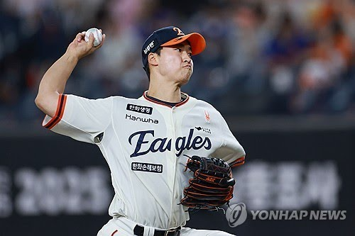 78억 엄상백, 시즌 아웃? 팔꿈치 뼛조각 제거 수술 가능성...4년 계약인데 2년 그냥 날리나