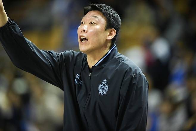 연고지 이전→임금 체불→팀 해체→우여곡절 딛고 '눈물의 4강'…'원클럽맨' 코치도 감격