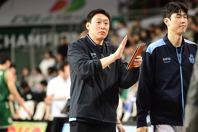 연고지 이전→임금 체불→팀 해체→우여곡절 딛고 '눈물의 4강'…'원클럽맨' 코치도 감격