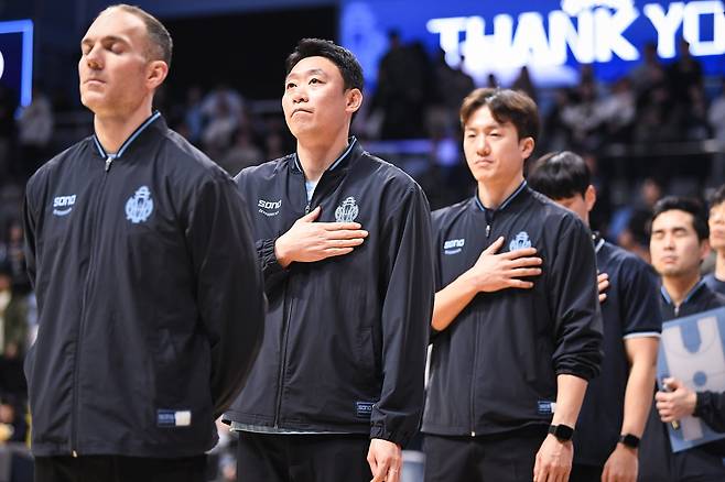 연고지 이전→임금 체불→팀 해체→우여곡절 딛고 '눈물의 4강'…'원클럽맨' 코치도 감격