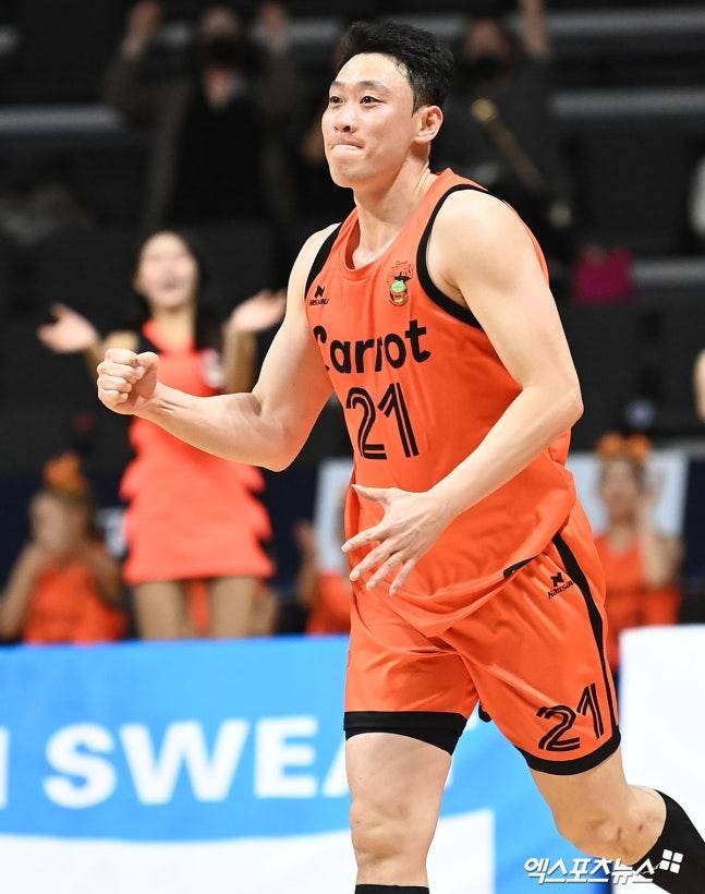 연고지 이전→임금 체불→팀 해체→우여곡절 딛고 '눈물의 4강'…'원클럽맨' 코치도 감격