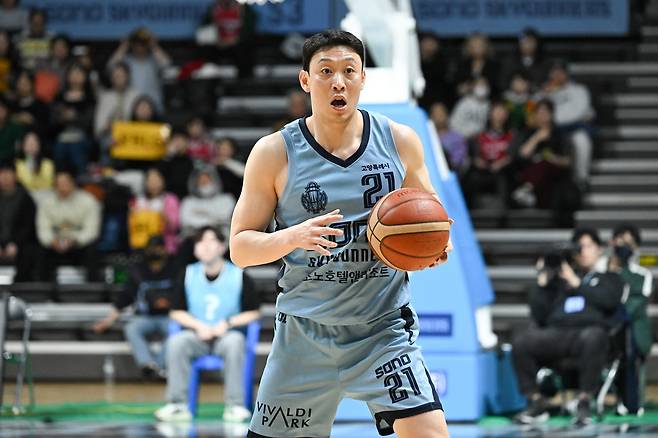 연고지 이전→임금 체불→팀 해체→우여곡절 딛고 '눈물의 4강'…'원클럽맨' 코치도 감격