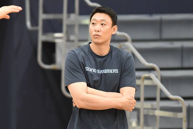 연고지 이전→임금 체불→팀 해체→우여곡절 딛고 '눈물의 4강'…'원클럽맨' 코치도 감격