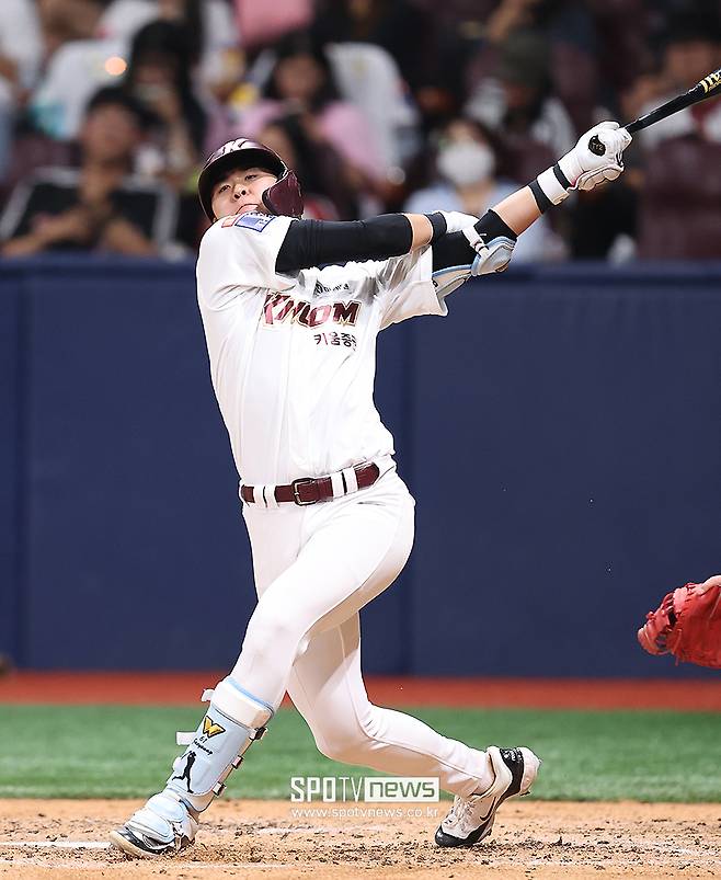 이게 야구천재의 삶인가…9억팔→타자변신→군입대, LG 12승 투수에 홈런 폭발