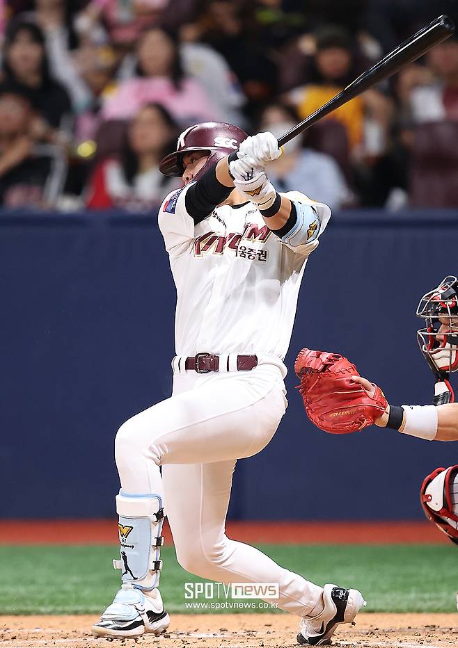 이게 야구천재의 삶인가…9억팔→타자변신→군입대, LG 12승 투수에 홈런 폭발