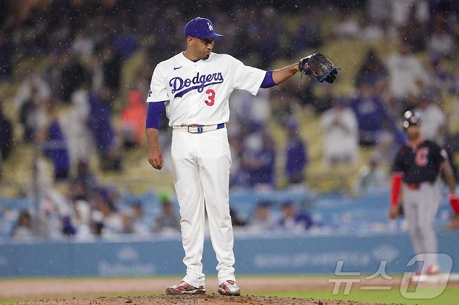 '1000억 마무리' 다저스 디아즈, 팔꿈치 수술로 3개월 이탈