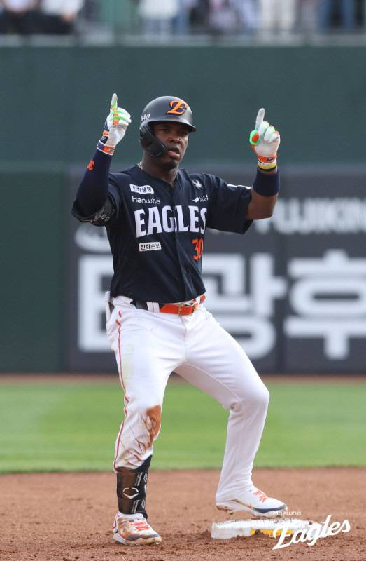 '외야 잔혹사' 종결! '김경문의 선택' 4할타자 → 득점·안타 1위 → 타점·OPS 2위…한화에 다 있다 [SC포커스]