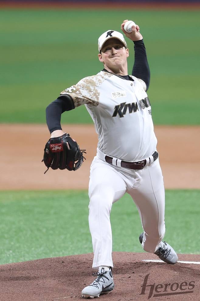 [오피셜] '단돈 7000만원' KBO 4승 투수, 키움 전격 복귀…'어깨 부상' 와일스 최소 6주 이탈
