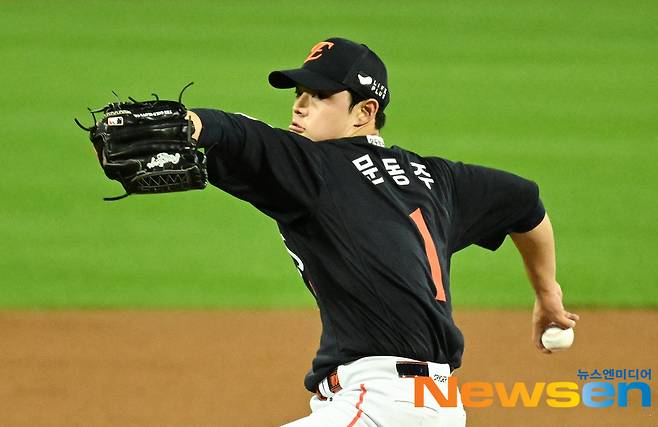 제구 난조+수비 실책에 와르르..문동주, LG전 3.2이닝 3자책 5실점