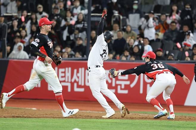 KIA 수비 치명적 본헤드 플레이… 가랑비처럼 내준 1점, 결국 끝내기 스노우볼로 돌아왔다