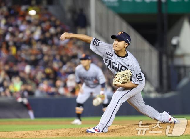 '아니 또 필승조를?' 5회말 1-5에서 정우주가 왜? 김경문 불펜 운용 어떻게 봐야할까 [잠실 현장]