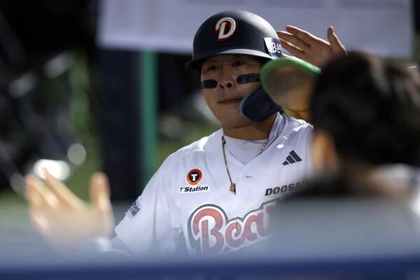 '80억 하나도 안 아깝다!' 호수비 퍼레이드+쐐기점 만드는 안타까지…완벽히 살아난 박찬호, 두산 내야 사령관으로 '우뚝'