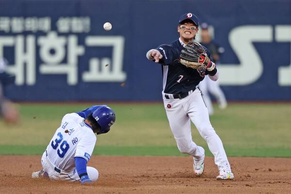 '80억 하나도 안 아깝다!' 호수비 퍼레이드+쐐기점 만드는 안타까지…완벽히 살아난 박찬호, 두산 내야 사령관으로 '우뚝'