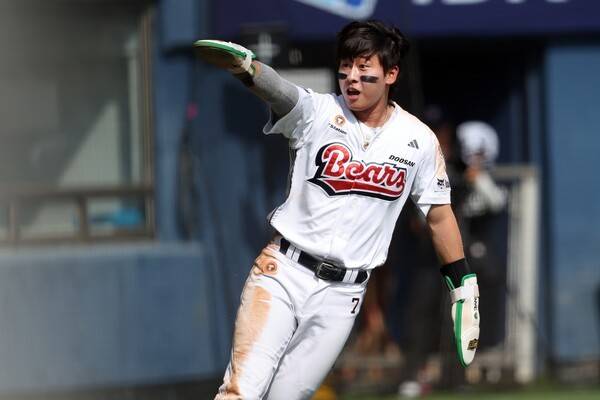 '80억 하나도 안 아깝다!' 호수비 퍼레이드+쐐기점 만드는 안타까지…완벽히 살아난 박찬호, 두산 내야 사령관으로 '우뚝'