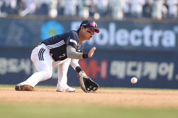 '80억 하나도 안 아깝다!' 호수비 퍼레이드+쐐기점 만드는 안타까지…완벽히 살아난 박찬호, 두산 내야 사령관으로 '우뚝'
