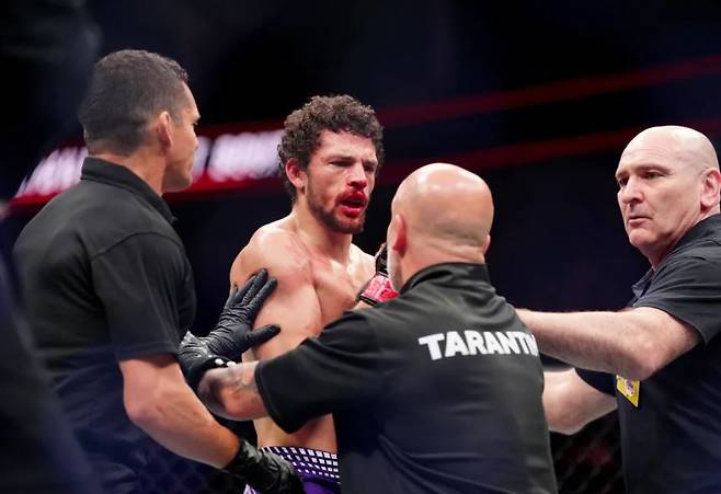 경기 끝났는데 폭행? 이런 비매너가…악수 거부에 주먹 휘두른 셈 록, 결국 UFC 즉각 퇴출 '초강수'→커리어 강제 종료