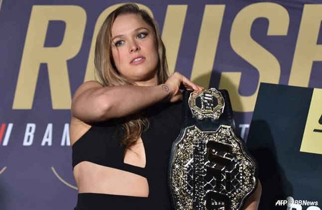 ' 女 최강 파이터' 론다 로우지 복귀→