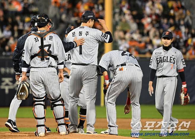 '158km 압도하다 한순간 붕괴' 문동주 무너뜨린 심우준 실책...병살로 끝났어야 했는데 [잠실 현장]