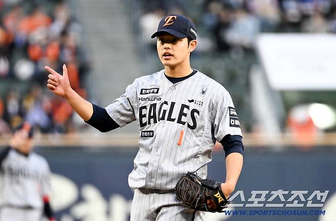 '158km 압도하다 한순간 붕괴' 문동주 무너뜨린 심우준 실책...병살로 끝났어야 했는데 [잠실 현장]