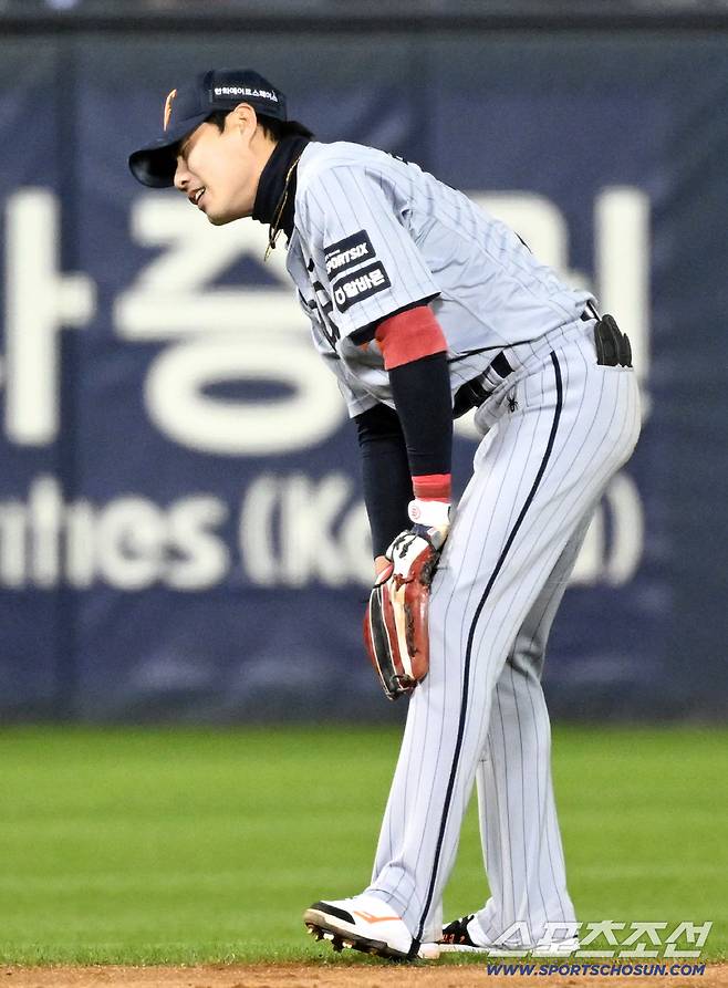 '158km 압도하다 한순간 붕괴' 문동주 무너뜨린 심우준 실책...병살로 끝났어야 했는데 [잠실 현장]