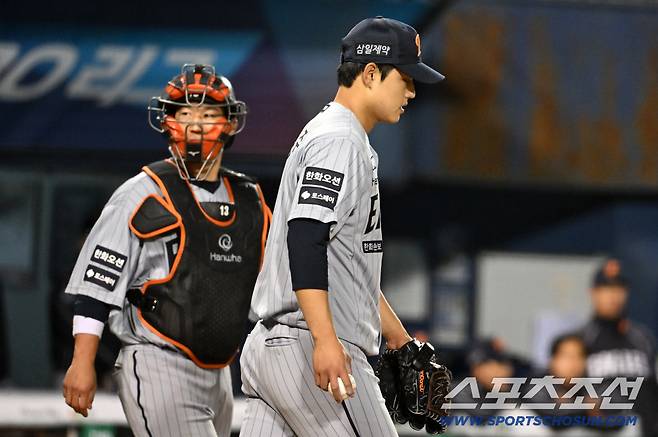 '158km 압도하다 한순간 붕괴' 문동주 무너뜨린 심우준 실책...병살로 끝났어야 했는데 [잠실 현장]