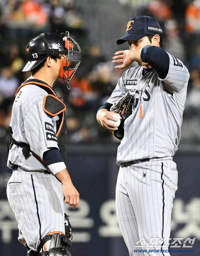 '158km 압도하다 한순간 붕괴' 문동주 무너뜨린 심우준 실책...병살로 끝났어야 했는데 [잠실 현장]