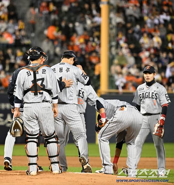 '158km 압도하다 한순간 붕괴' 문동주 무너뜨린 심우준 실책...병살로 끝났어야 했는데 [잠실 현장]