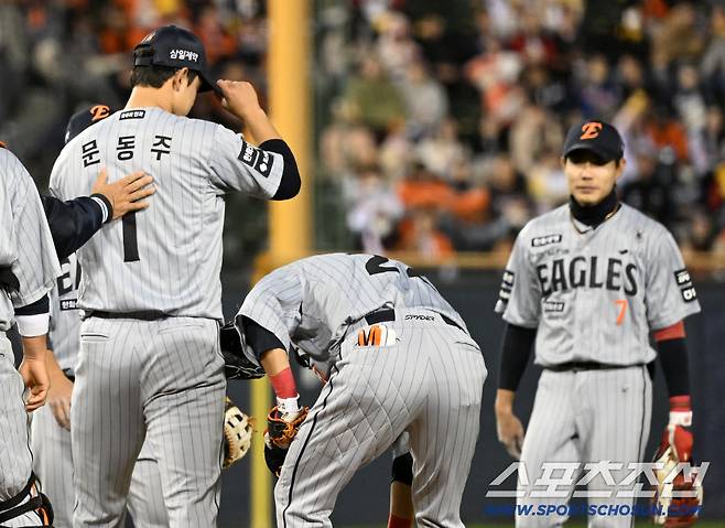'158km 압도하다 한순간 붕괴' 문동주 무너뜨린 심우준 실책...병살로 끝났어야 했는데 [잠실 현장]