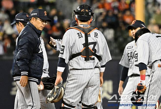 '158km 압도하다 한순간 붕괴' 문동주 무너뜨린 심우준 실책...병살로 끝났어야 했는데 [잠실 현장]