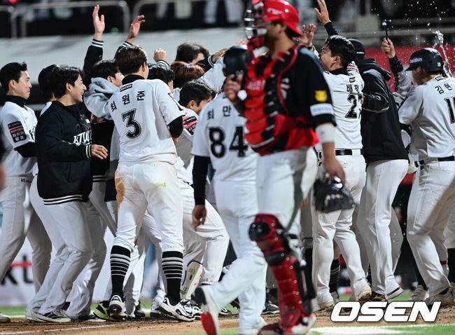 삼성-LG 다 제쳤다! ‘이 팀’이 단독 1위라니, 부상 복귀 선수가 11회 끝내기포 작렬 “내줄 뻔한 경기, 끝까지 포기 안 했다”