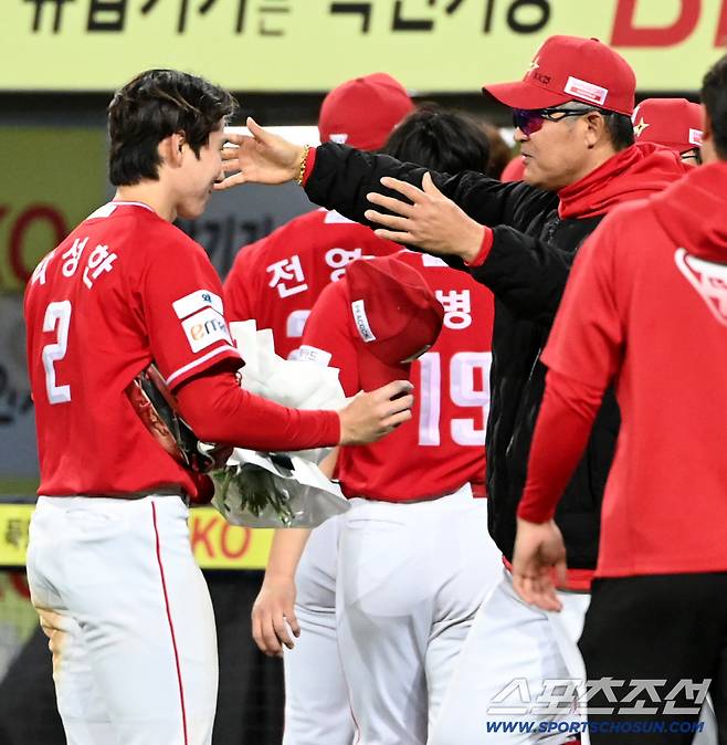 '성한아 고맙다' 44년 만의 신기록+결승타…꽃다발·뜨거운 포옹 선사한 이숭용 감독[대구 현장]