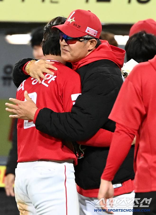 '성한아 고맙다' 44년 만의 신기록+결승타…꽃다발·뜨거운 포옹 선사한 이숭용 감독[대구 현장]