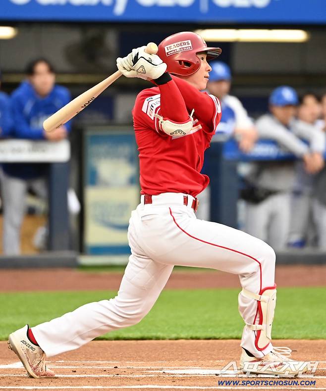 '성한아 고맙다' 44년 만의 신기록+결승타…꽃다발·뜨거운 포옹 선사한 이숭용 감독[대구 현장]