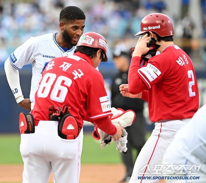 '성한아 고맙다' 44년 만의 신기록+결승타…꽃다발·뜨거운 포옹 선사한 이숭용 감독[대구 현장]