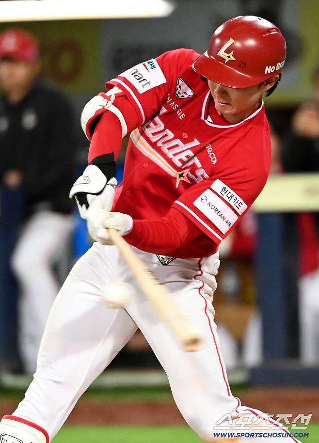 '성한아 고맙다' 44년 만의 신기록+결승타…꽃다발·뜨거운 포옹 선사한 이숭용 감독[대구 현장]