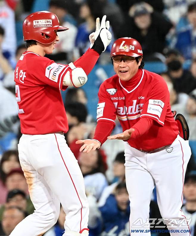 '성한아 고맙다' 44년 만의 신기록+결승타…꽃다발·뜨거운 포옹 선사한 이숭용 감독[대구 현장]