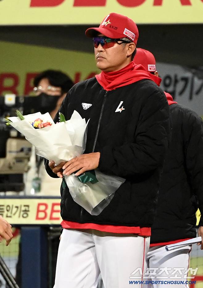 '성한아 고맙다' 44년 만의 신기록+결승타…꽃다발·뜨거운 포옹 선사한 이숭용 감독[대구 현장]