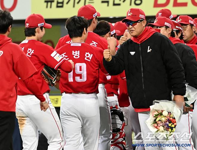 '성한아 고맙다' 44년 만의 신기록+결승타…꽃다발·뜨거운 포옹 선사한 이숭용 감독[대구 현장]