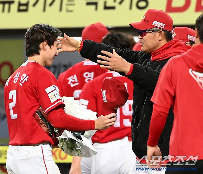 '성한아 고맙다' 44년 만의 신기록+결승타…꽃다발·뜨거운 포옹 선사한 이숭용 감독[대구 현장]