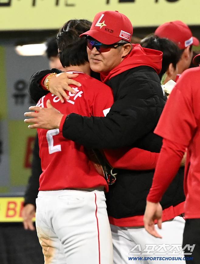 '성한아 고맙다' 44년 만의 신기록+결승타…꽃다발·뜨거운 포옹 선사한 이숭용 감독[대구 현장]