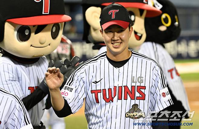 '1점 차에도 웃어?' 10경기 연속 무실점 세이브...LG 뒷문 지배하는 유영찬의 배짱 [잠실 현장]